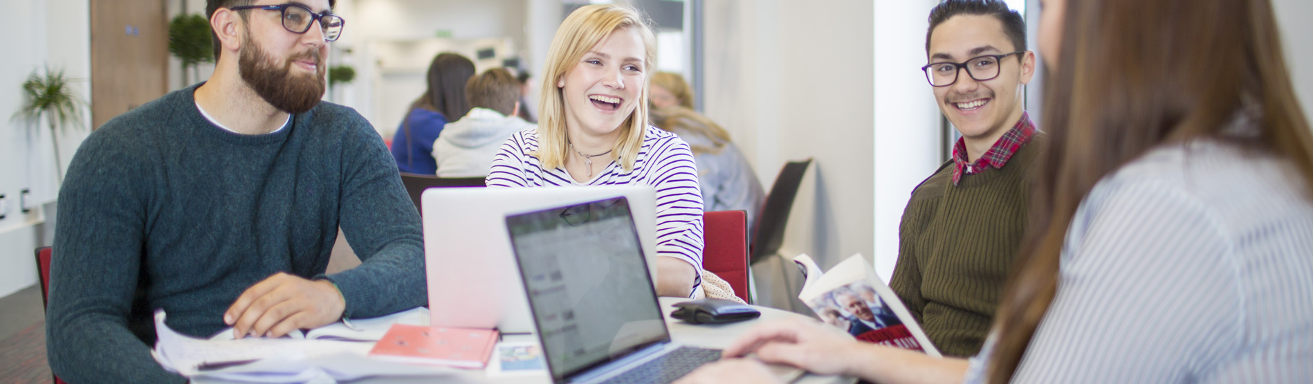 Myfyrwyr mewn darlith