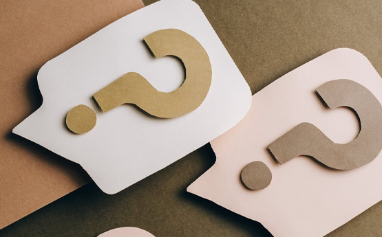 toriadau cardbord o farciau cwestiynau