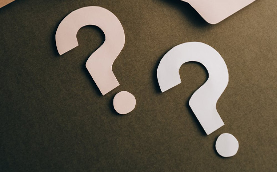 toriadau cardbord o farciau cwestiwn