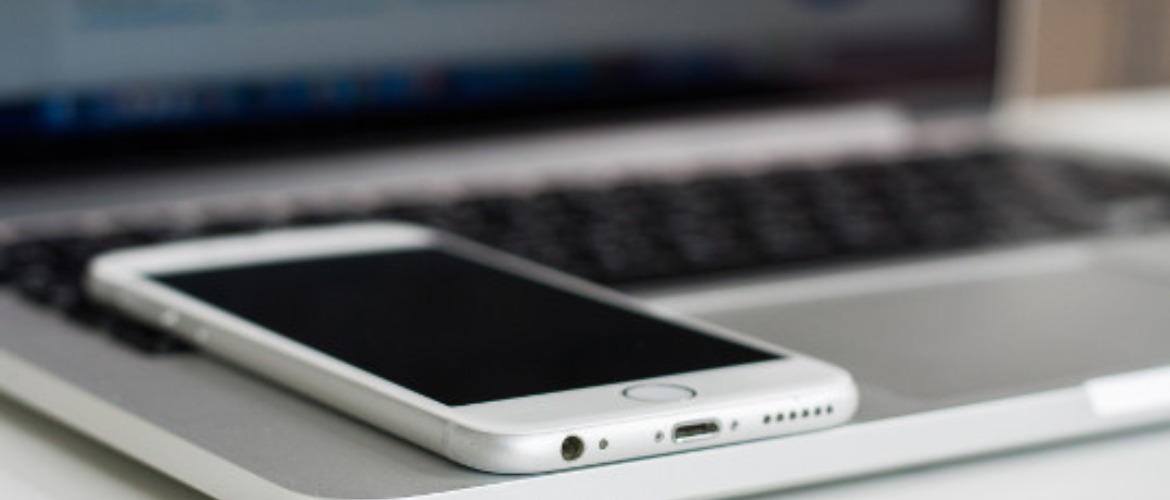 iPhone wedi'i osod ar ben Macbook