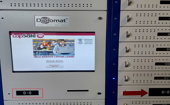 Delwedd o ochr chwith y Loceri Gliniaduron sy’n cynnwys y sgrîn gyfarwyddiadau