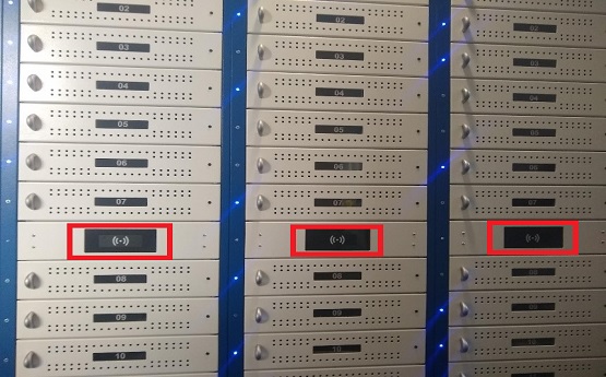 Delwedd o ochr dde uned y Loceri Gliniaduron sef y loceri eu hunain