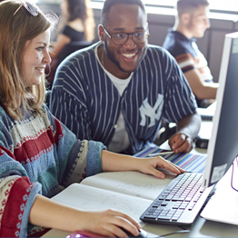 dau berson yn gweithio ar gyfrifiadur gyda'i gilydd