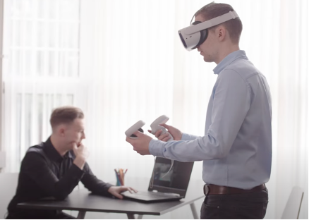 pobl â chlustffon rhith-realiti ymlaen