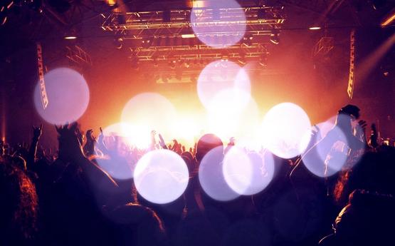 Digwyddiad cyngerdd byw gyda thyrfa